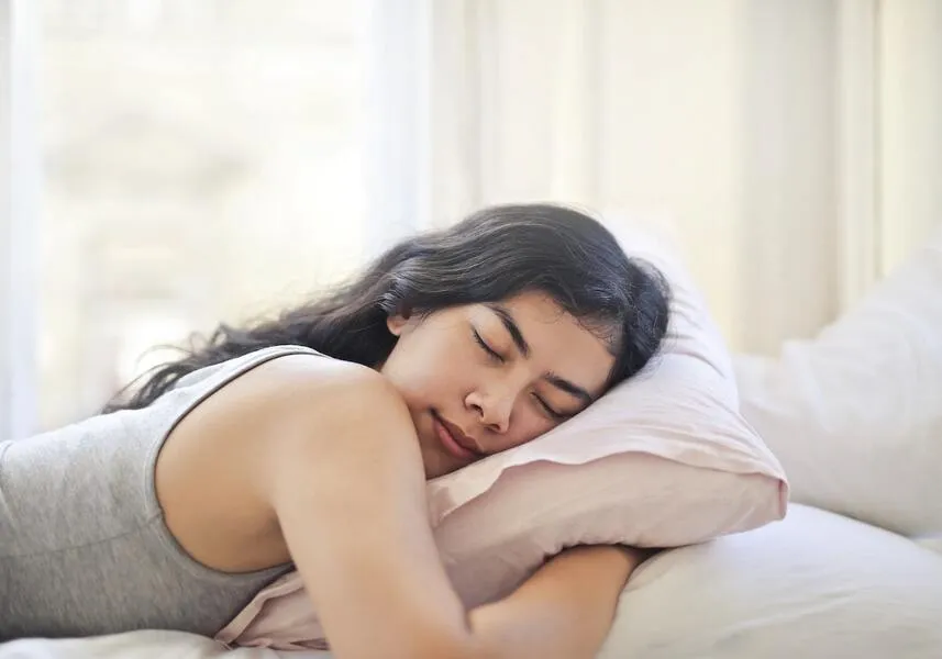 femme-avec-oreiller